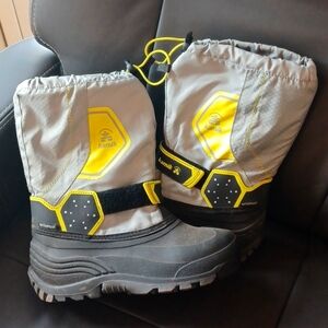 Kamik Kids Size 6 Yellow and Black Winter Boots.  Like new.